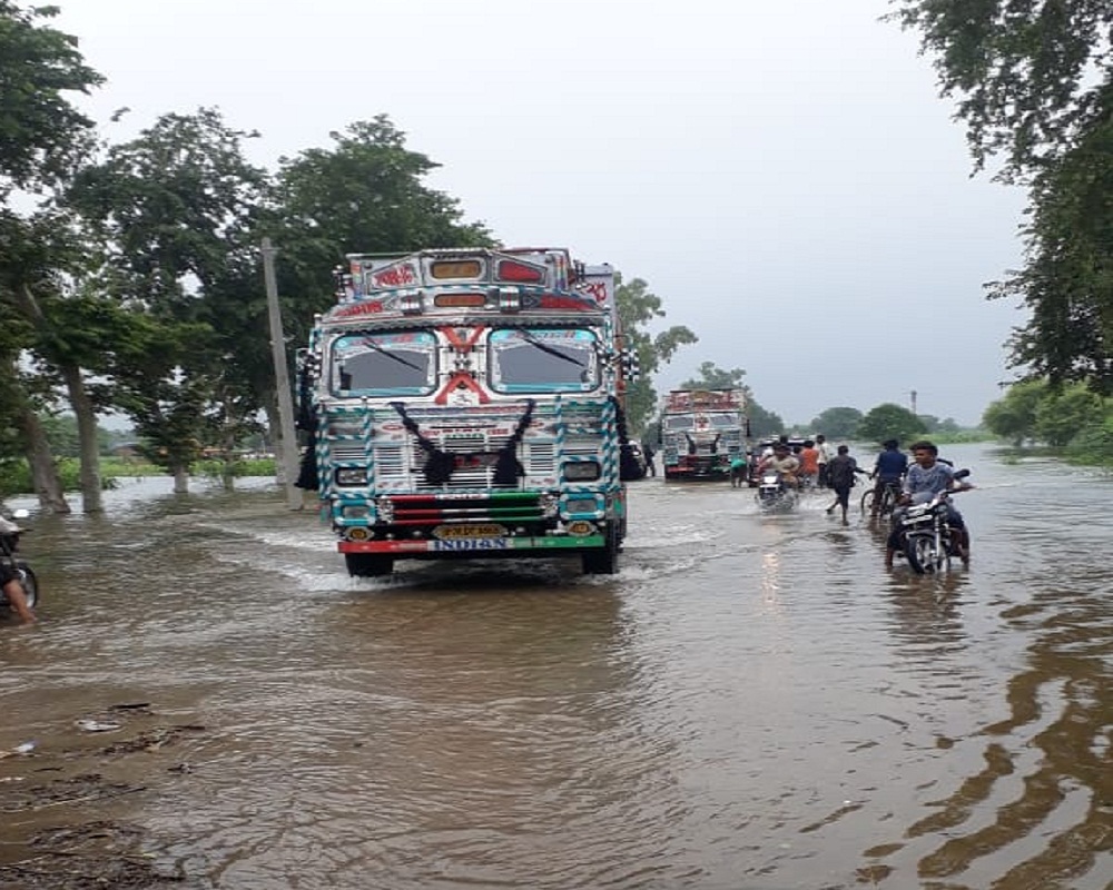 छोटे वाहनों का आवागमन बाधित