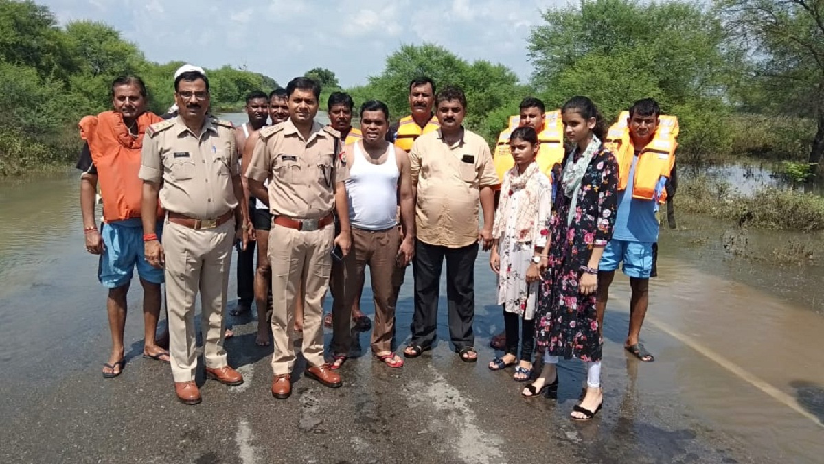 in Banda Innova car immersed in flood water, Muslim family saved with help of villagers-1