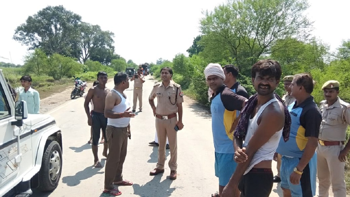 in Banda Innova car immersed in flood water, Muslim family saved with help of villagers-1