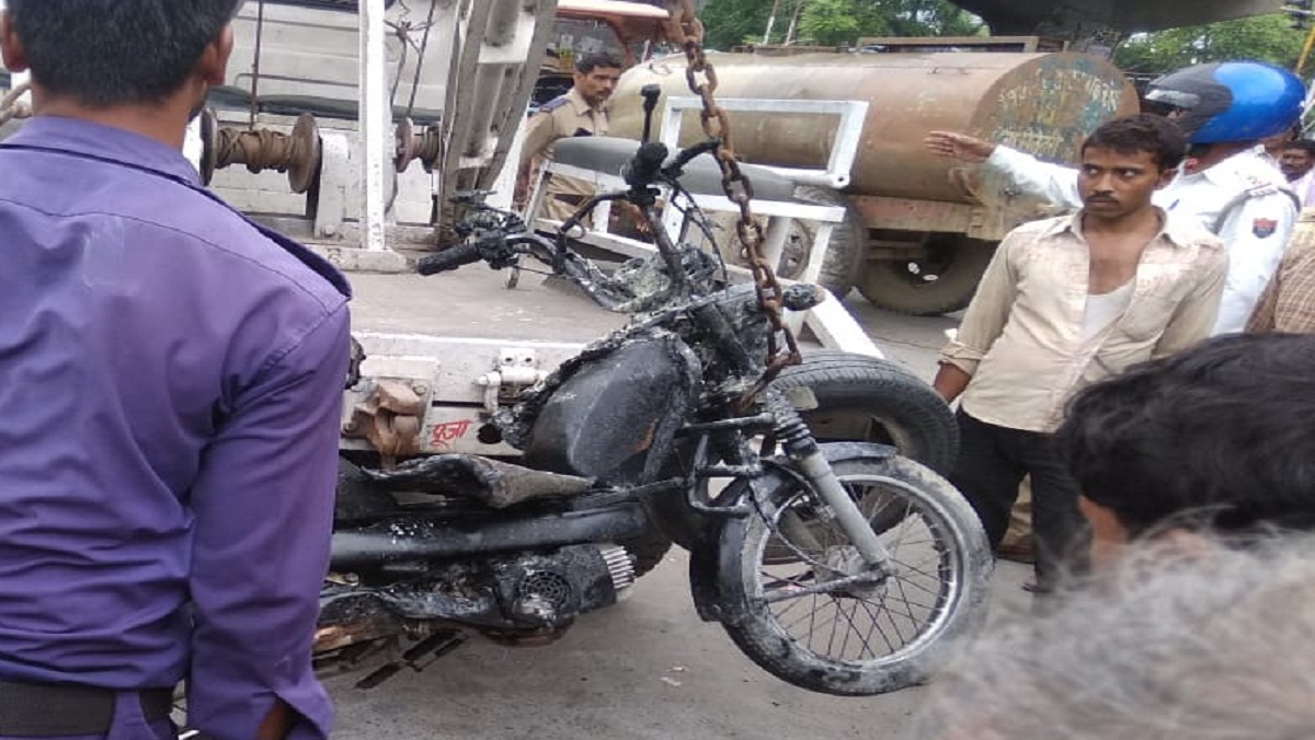 Truck crushed bike in Kanpur, both vehicles burnt