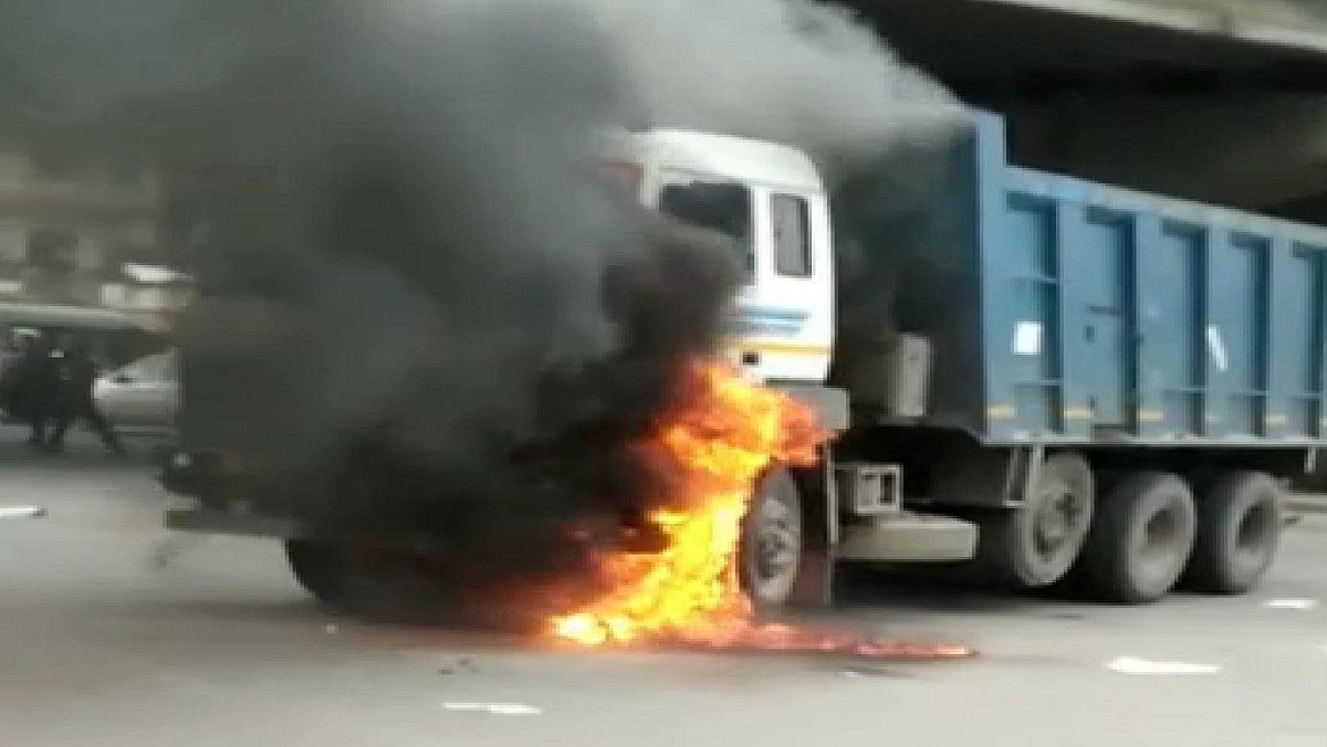 Truck crushed bike in Kanpur, both vehicles burnt