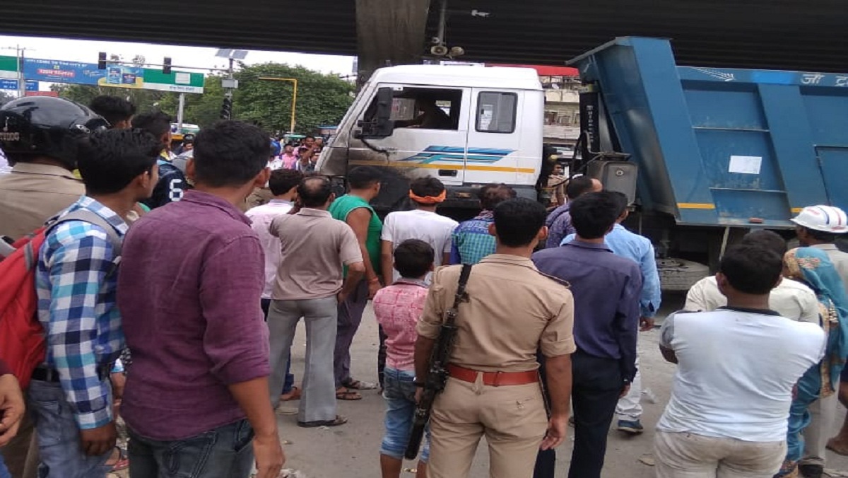 Truck crushed bike in Kanpur, both vehicles burnt