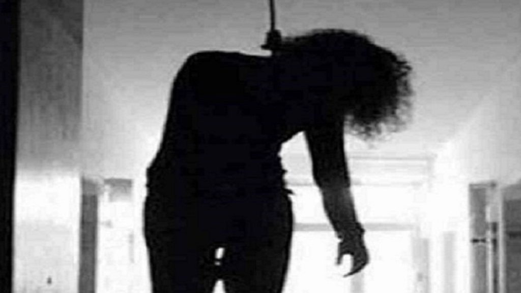 Farrukhabad girl hanged committed suicide 