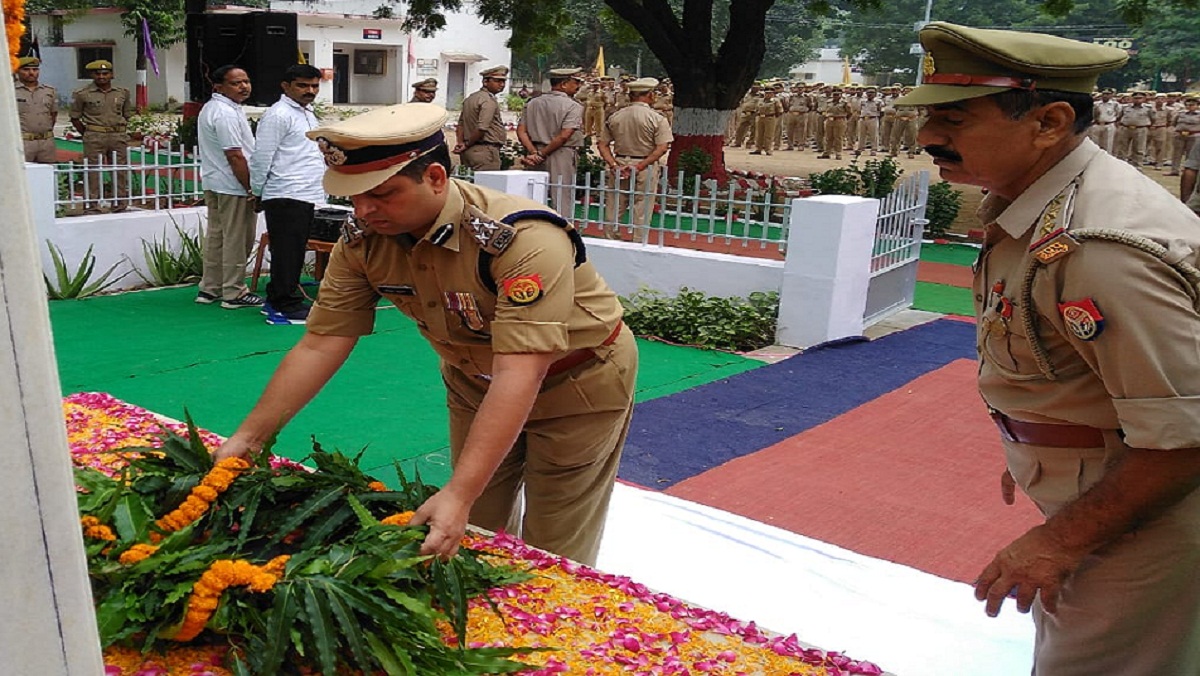 DIG Deepak Kumar pays tribute to the martyrs in Banda