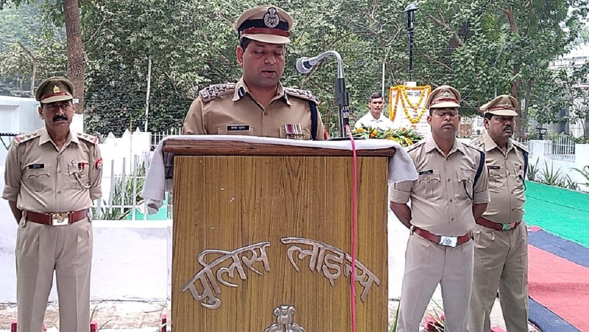 DIG Deepak Kumar pays tribute to the martyrs in Banda