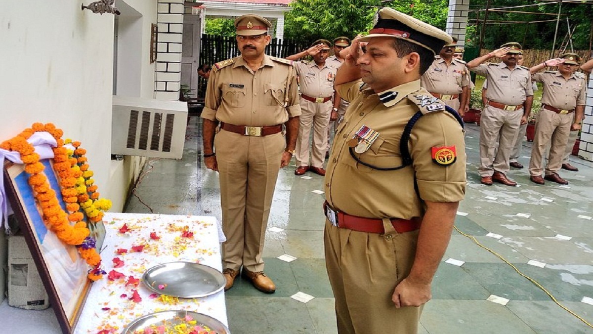 DIG Deepak Kumar paid tribute to Bapu in Banda 