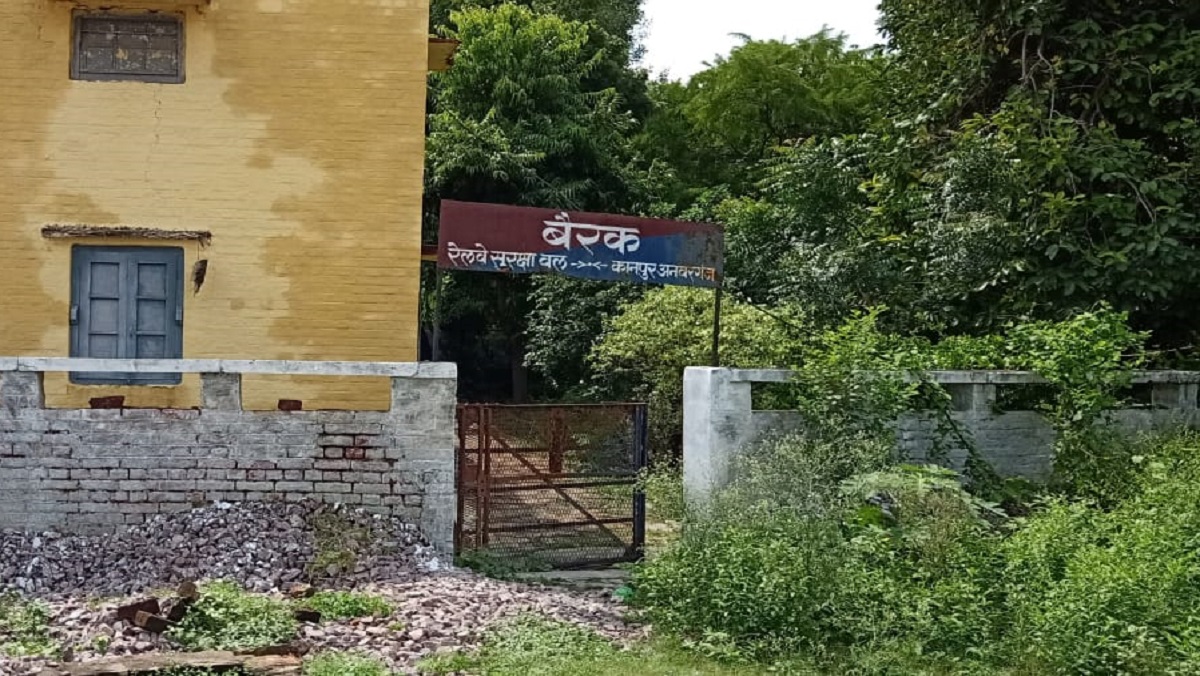 Dirt problem in Kanpur Anwarganj railway colony 