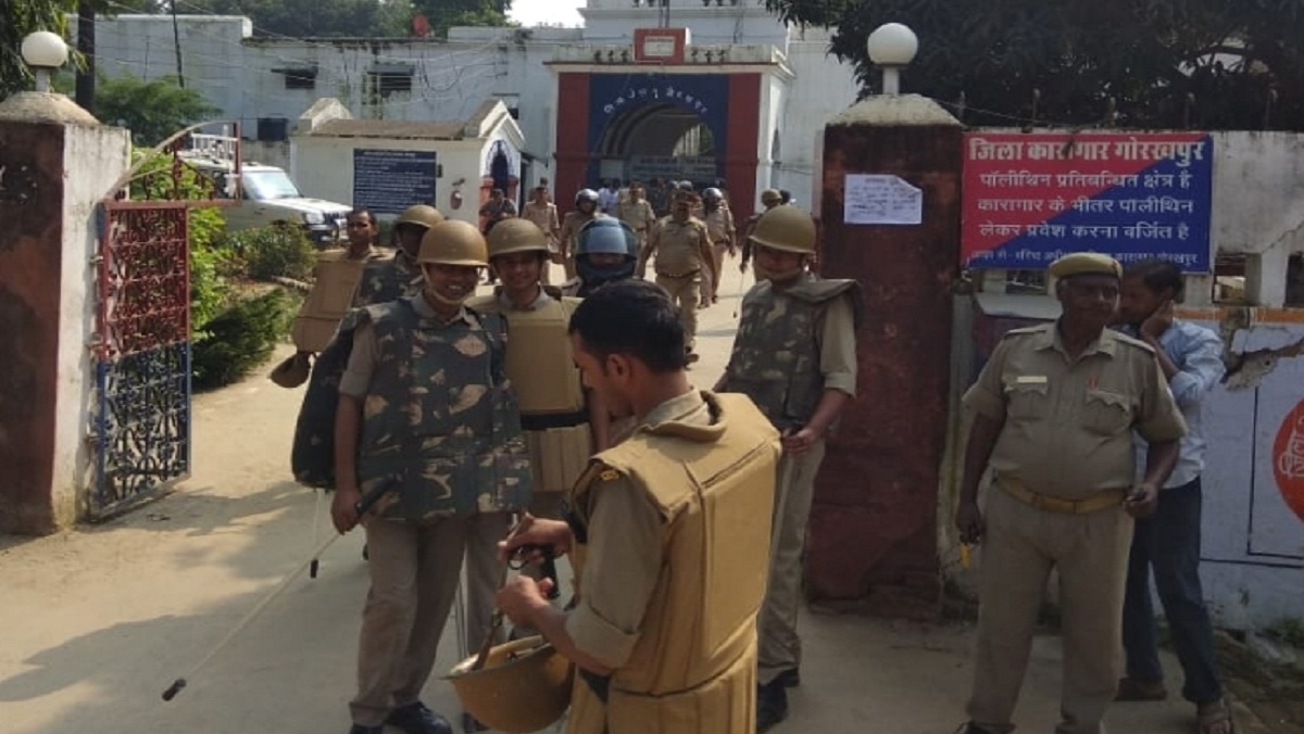Deputy prison and detained guards beaten in stone in Gorakhpur jail, stone pelting