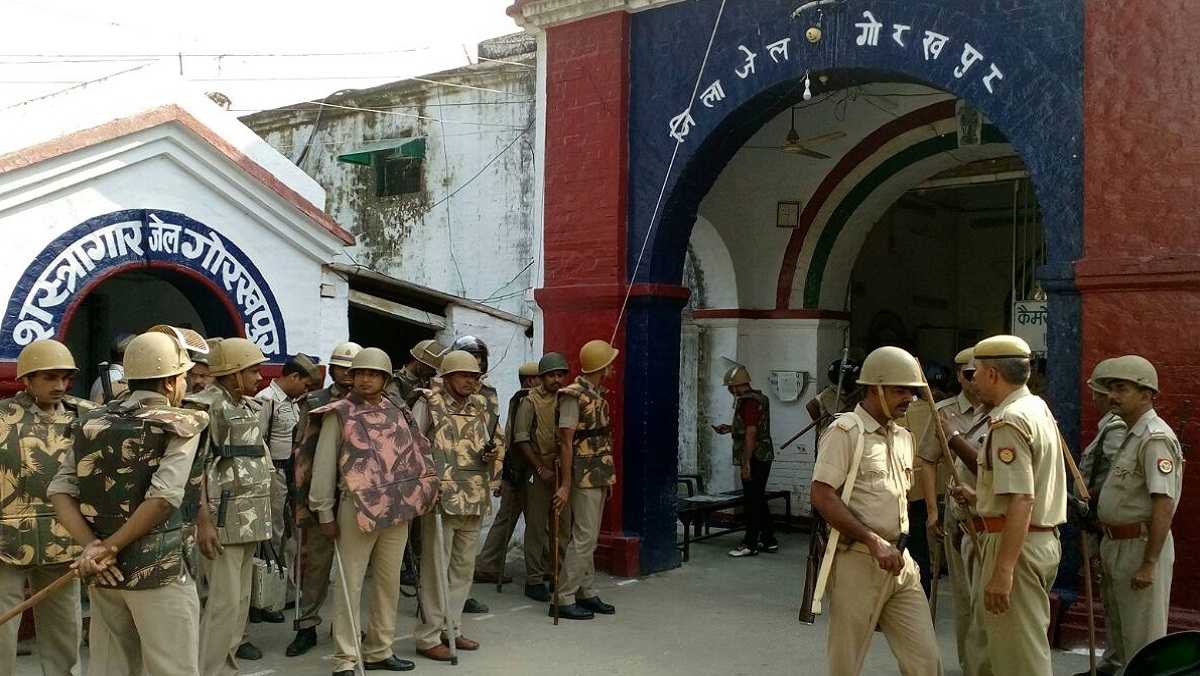 Deputy prison and detained guards beaten in stone in Gorakhpur jail, stone pelting