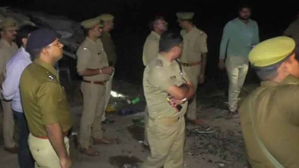 One killed, twenty injured as bus overturns in Banda