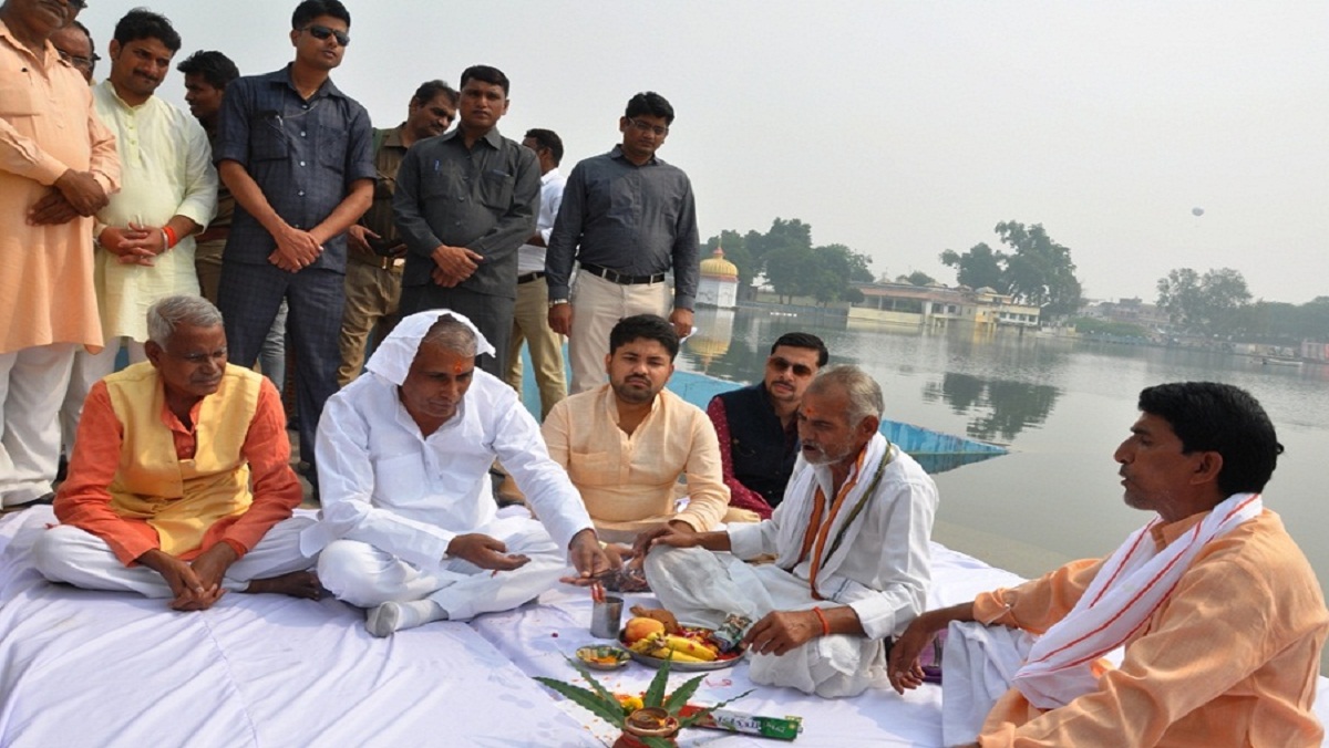 The program of pomp in Banda on Patel Jayanti became chief minister of state agriculture