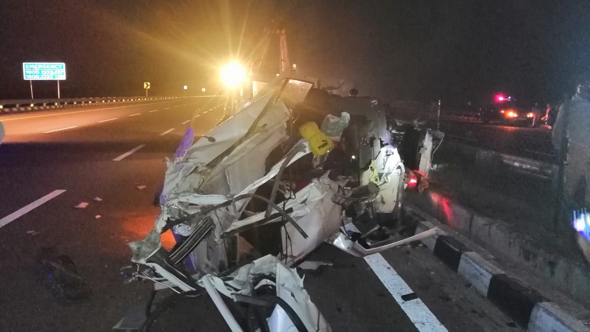 Luxury car entered into container in Unnao, five including mother and daughter died