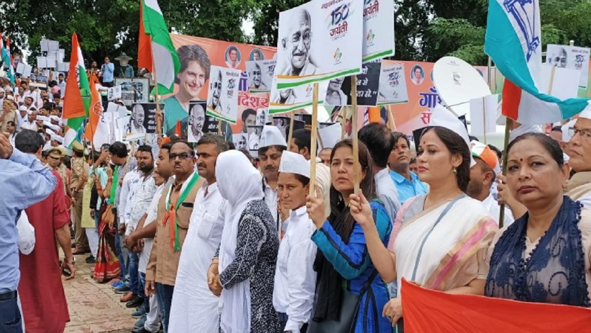 Priyanka Gandhi undertakes silent march withusands of activists in Lucknow