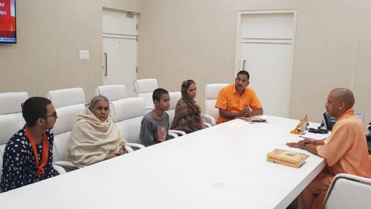 Chief Minister Yogi Adityanath calls on Kamlesh Tiwari's family