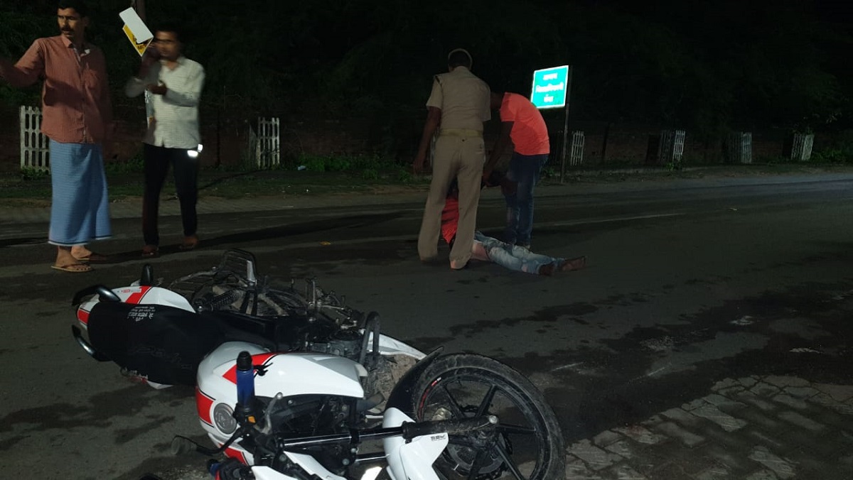 in dm colony road bike rider sleep and injure seriously In Banda