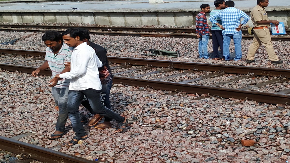 Haji couple dies by train in Orai