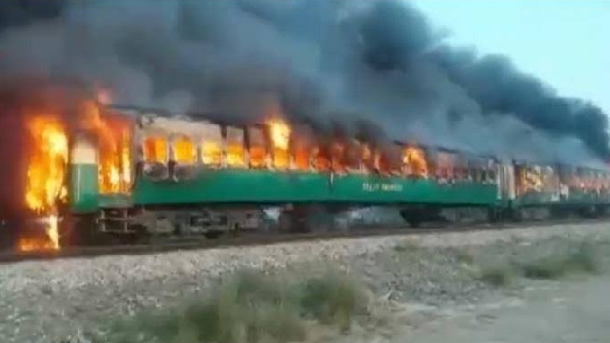 pakistani train fire 60 killed