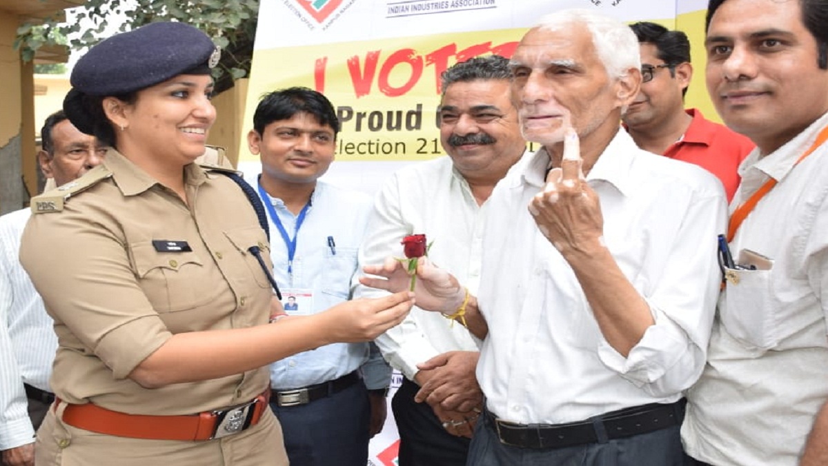 Kanpur's SP South Raveena Tyagi gave the first voter a rose.
