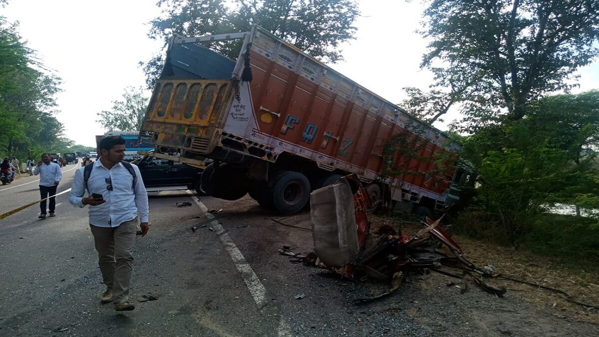 10 people killed in roadways-truck collision in Banda