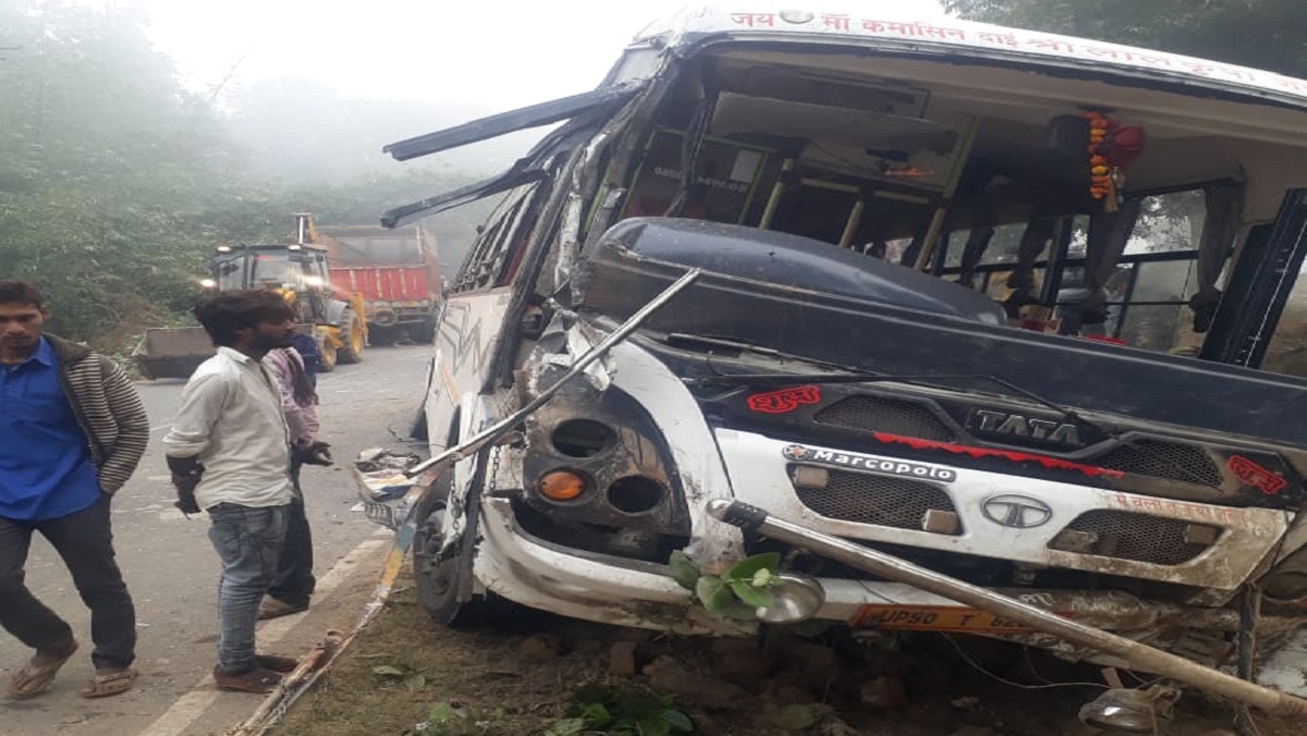 15 bus passengers injured to going from Banda to Kanpur collides with truck in Fatehpur