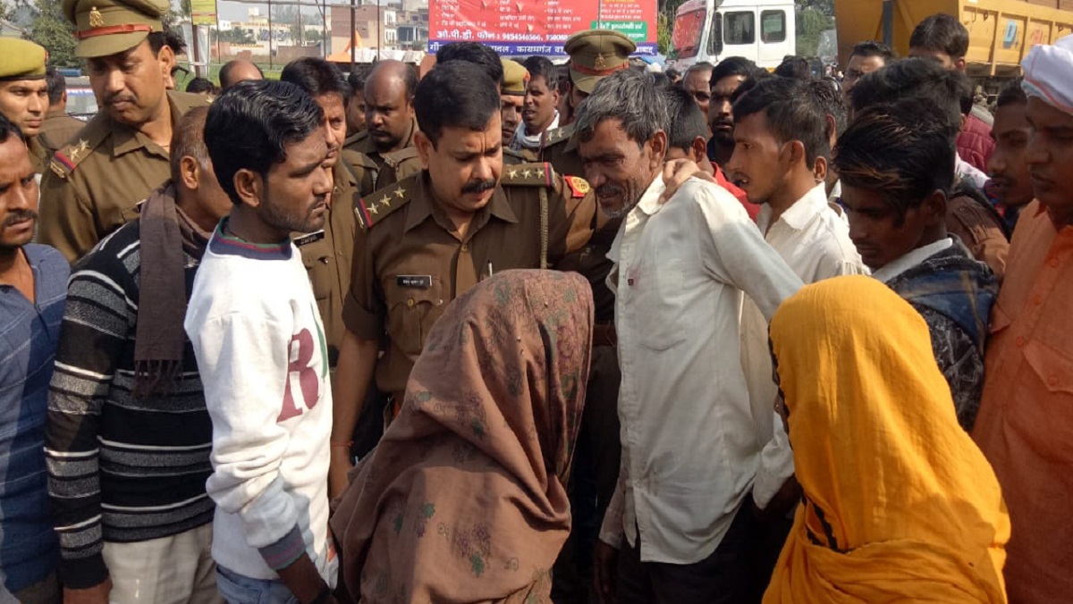 Bike rider crushed to death by DCM anger mob blocked road in Farrukhabad 