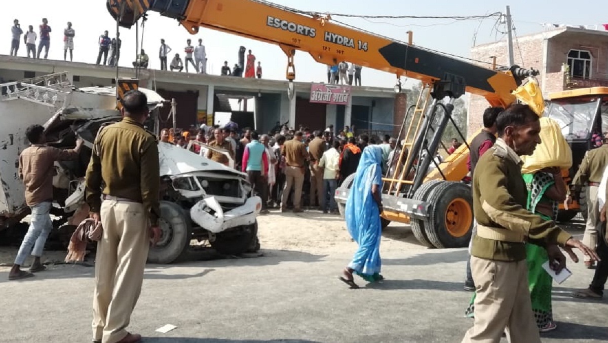 Driver-cleaner killed in truck and loader collision in Unnao