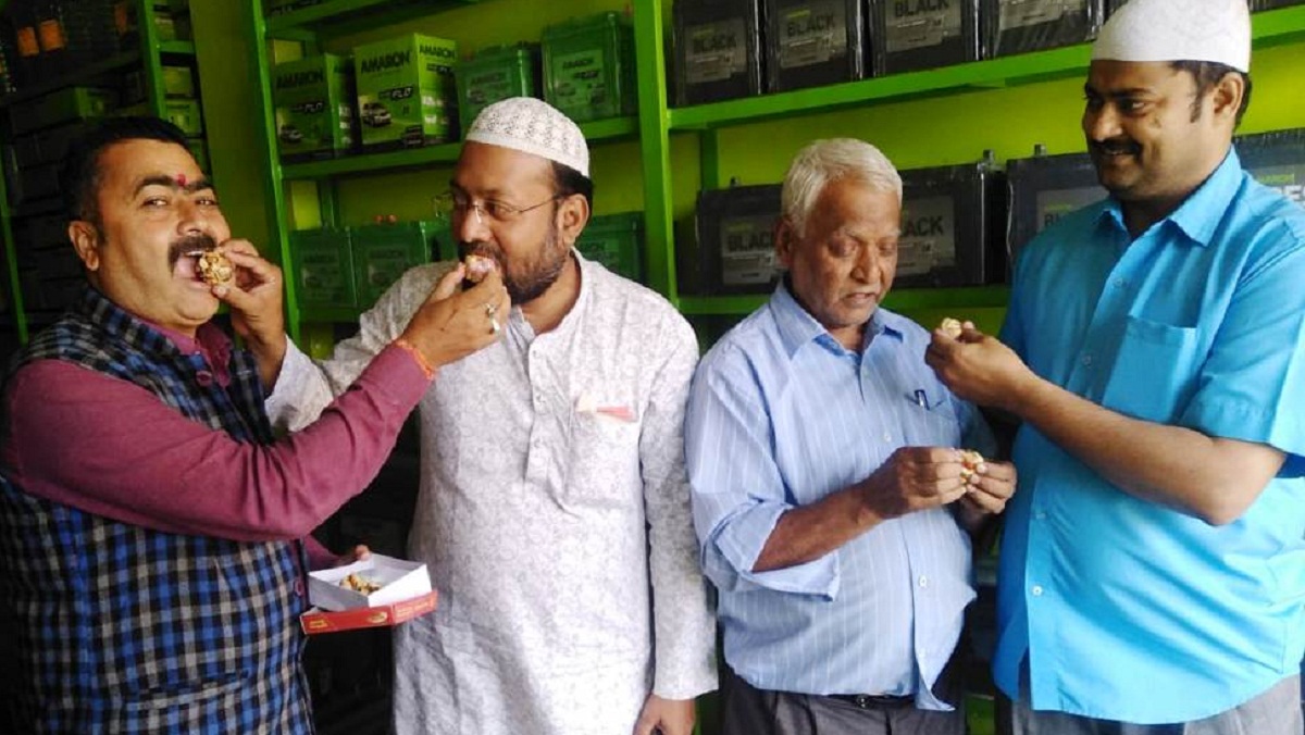 Mutual harmony-after Ayodhya verdict Seen laughing Together Jama Masjid Mutavalli and BJP-VHP leaders In Banda