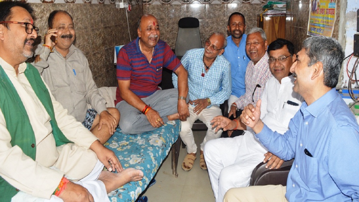 Mutual harmony-after Ayodhya verdict Seen laughing Together Jama Masjid Mutavalli and BJP-VHP leaders In Banda