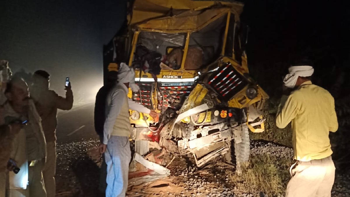 In Banda One killed and another serious in truck and dumper collision