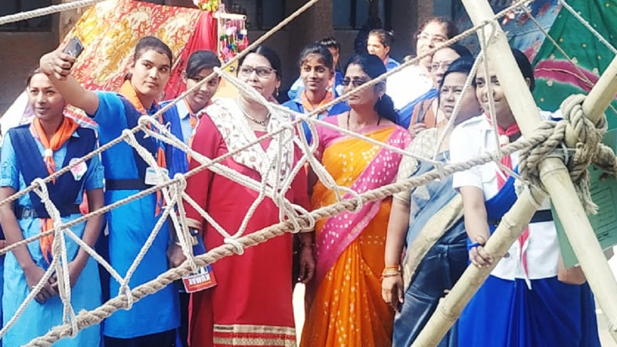 Scout guides perform tricks at Banda Government Women's College