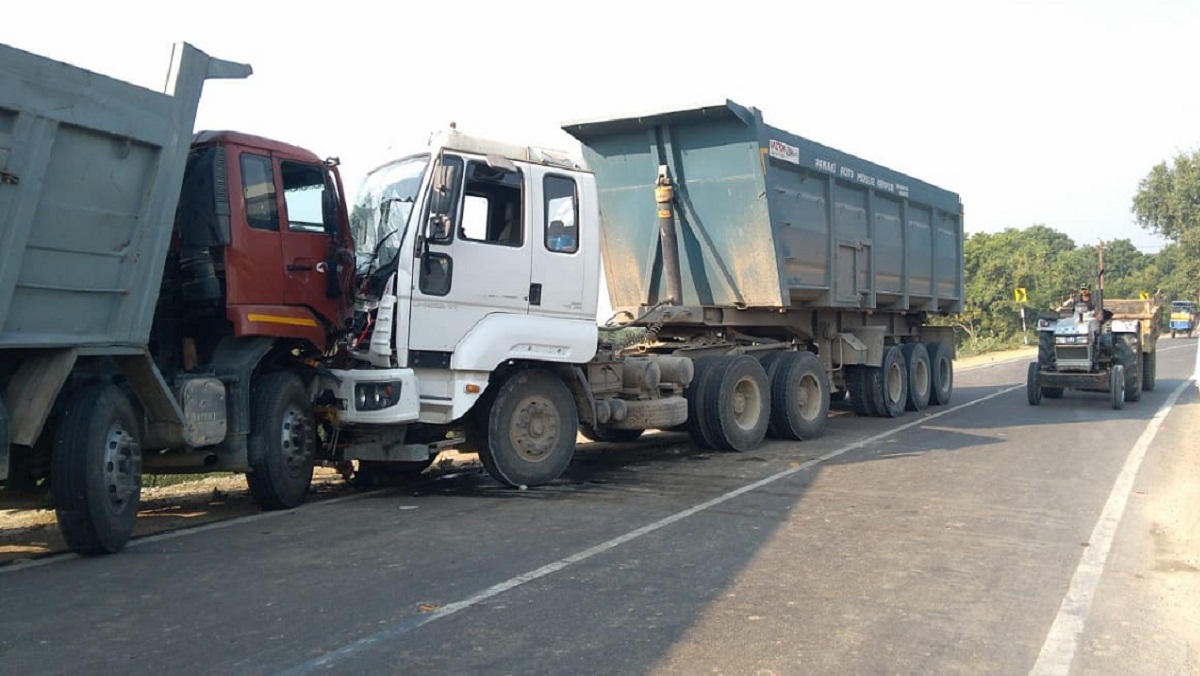 Two trucks collide accident averted in Banda