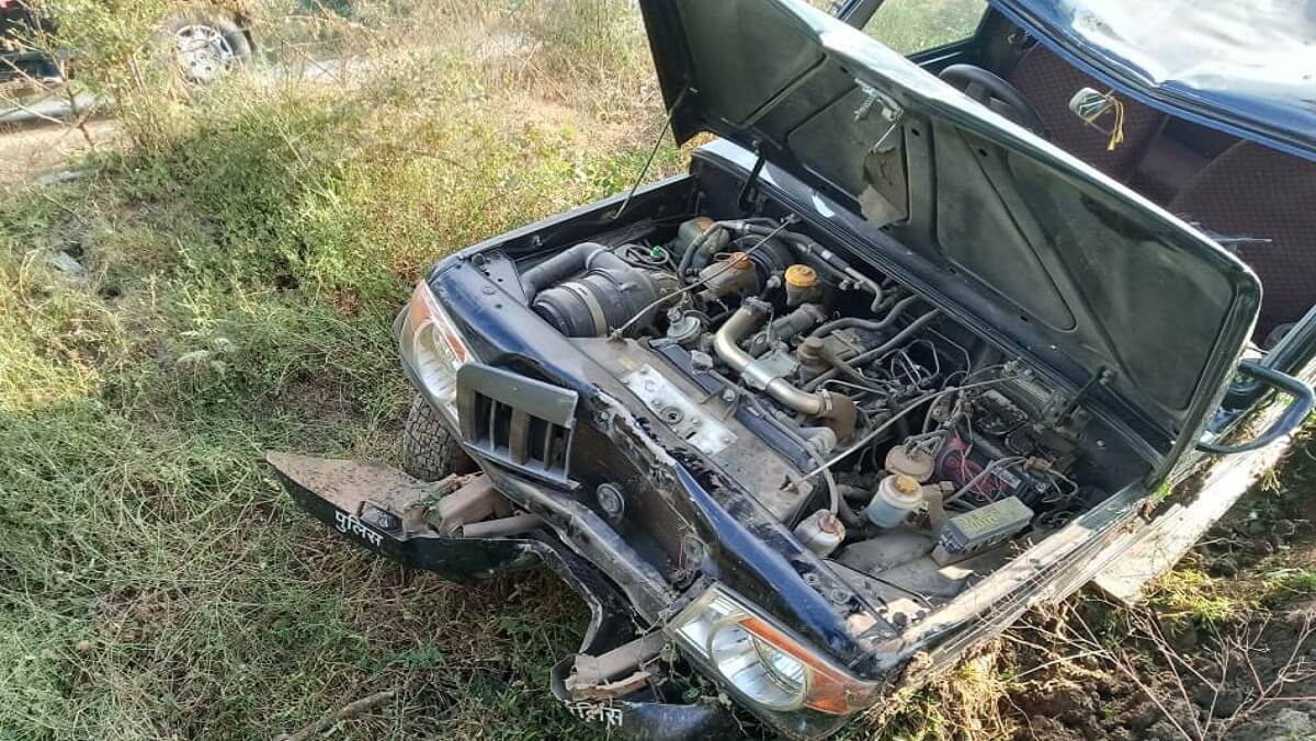 Uncontrolled dial 100 vehicles collapsed in the ditch in Hamirpur