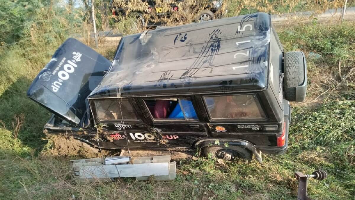 Uncontrolled dial 100 vehicles collapsed in the ditch in Hamirpur