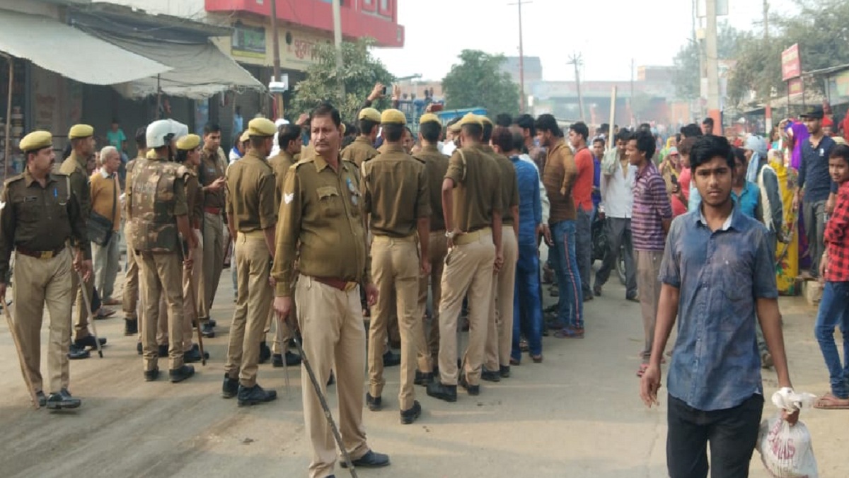after youth murder Angry mob pelted stones at police in Etawah Inspector and female soldier injured