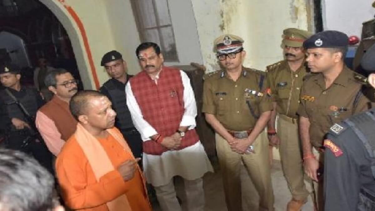 CM Yogi suddenly reached Varanasi late at night, inspected under torch light