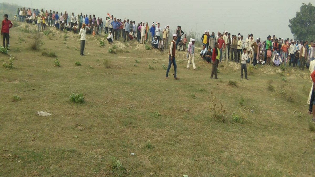 Stoning of farmers, CO and four soldiers injured in Unnao for compensation in Trans Ganga City