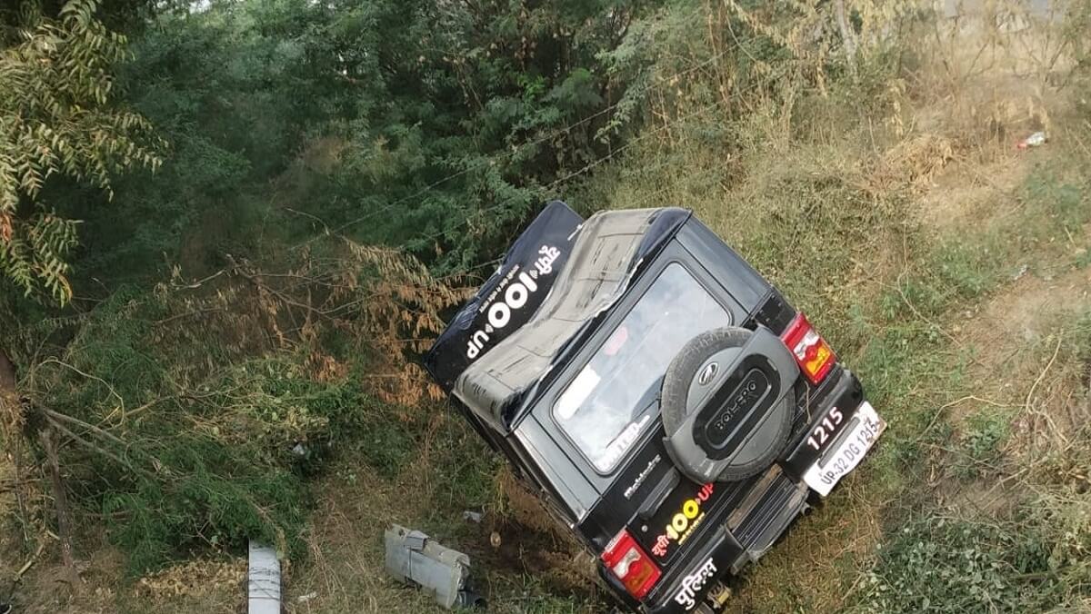 Uncontrolled dial 100 vehicles collapsed in the ditch in Hamirpur