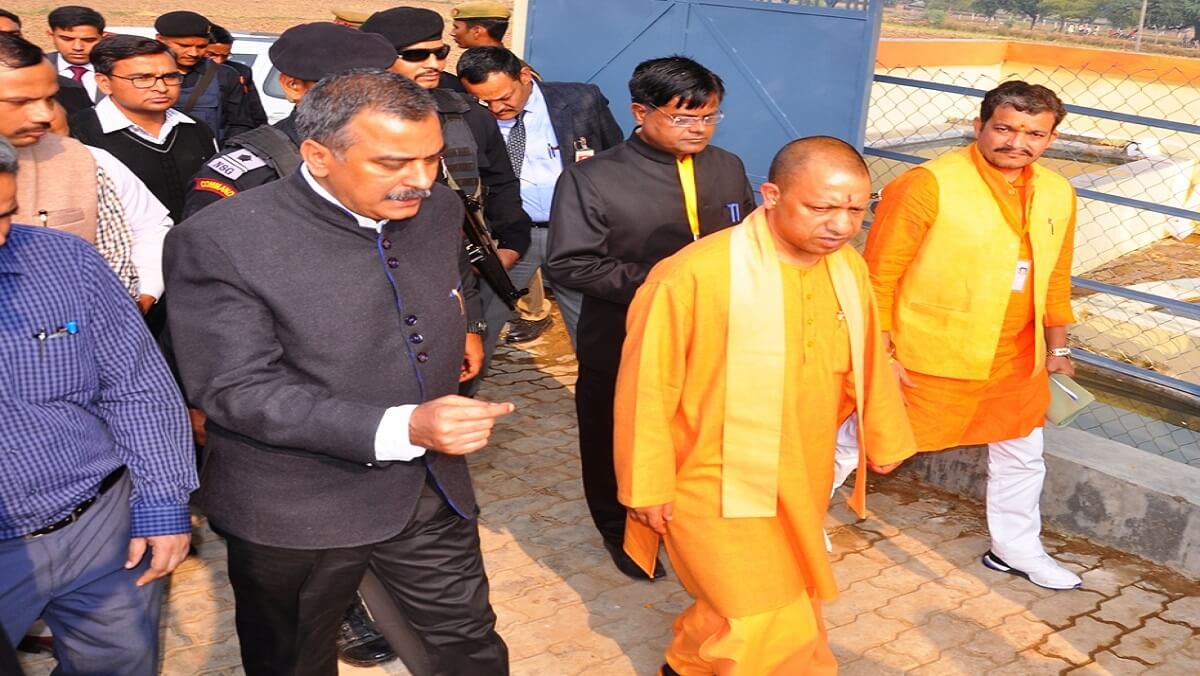 Chief Minister Yogi Adityanath feeding jaggery to the cow dynasty in Banda-1