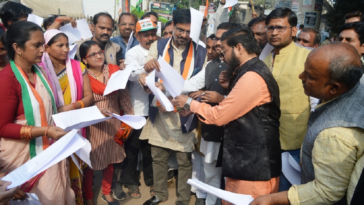 Congressmen burn the statue of Citizen Bill in Banda