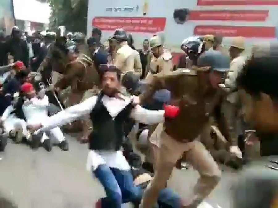 Lucknow police lathi charge on Sapai sp