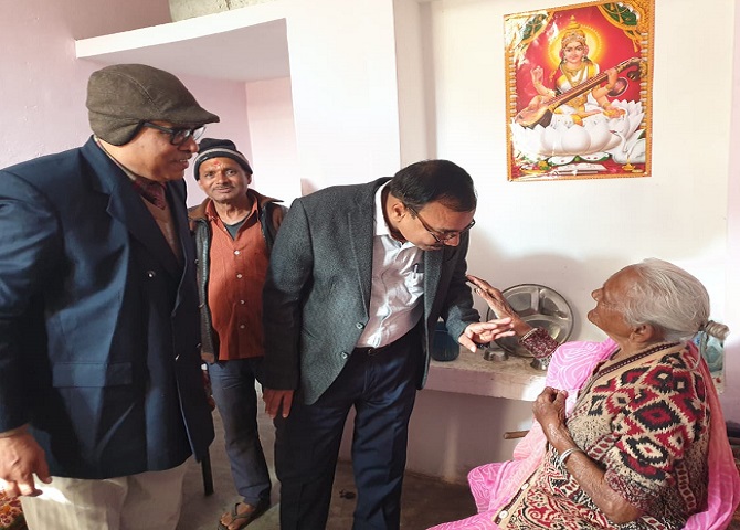 Officers reached old age home in Banda