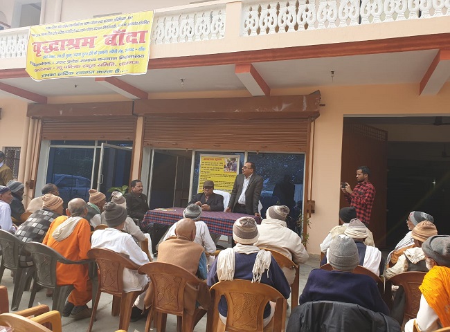 Officers reached old age home in Banda