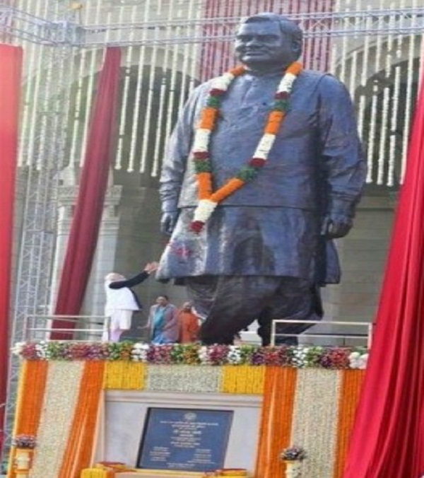 Prime Minister Narendra Modi arrived in Lucknow unveiled the statue of Atal ji