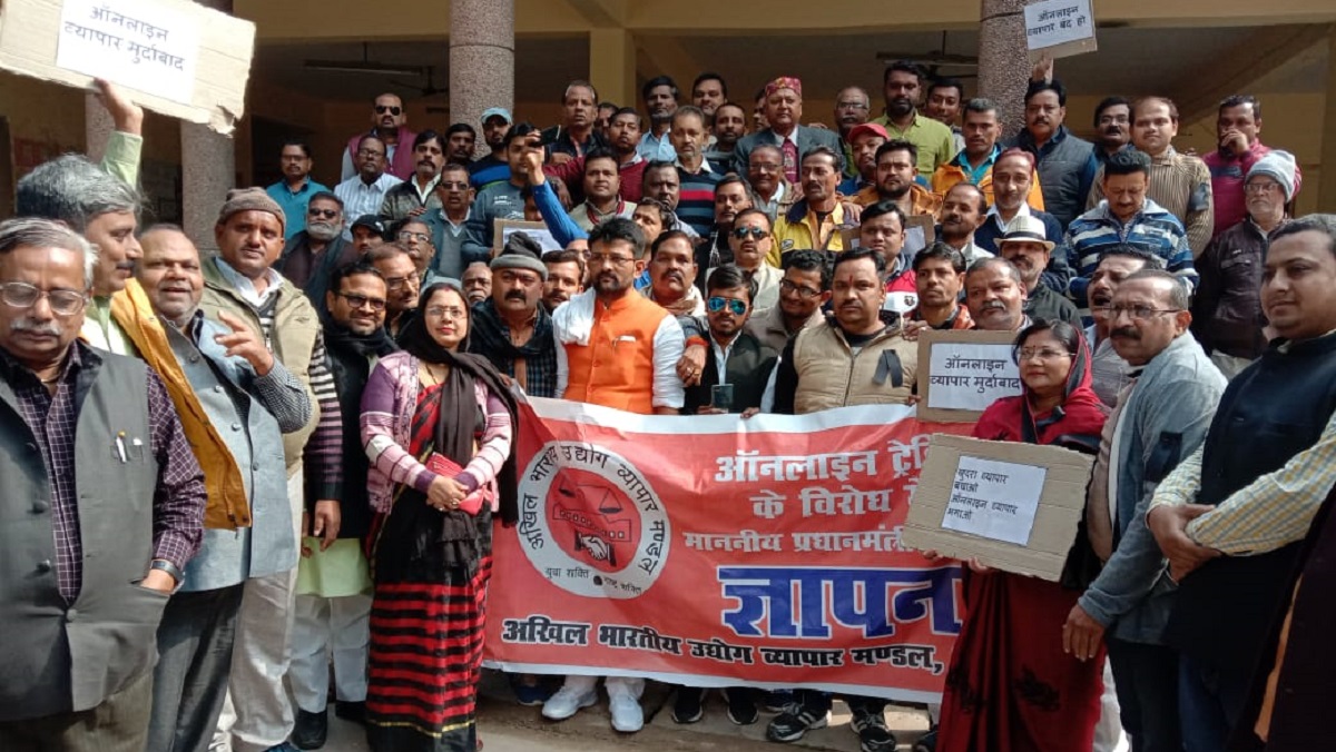 Traders in Banda submitted memorandum against online trading-1