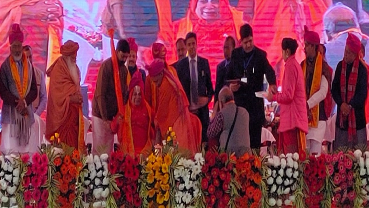 cm Yogi Adityanath arrived convocation ceremony of Divyang University in Chitrakoot