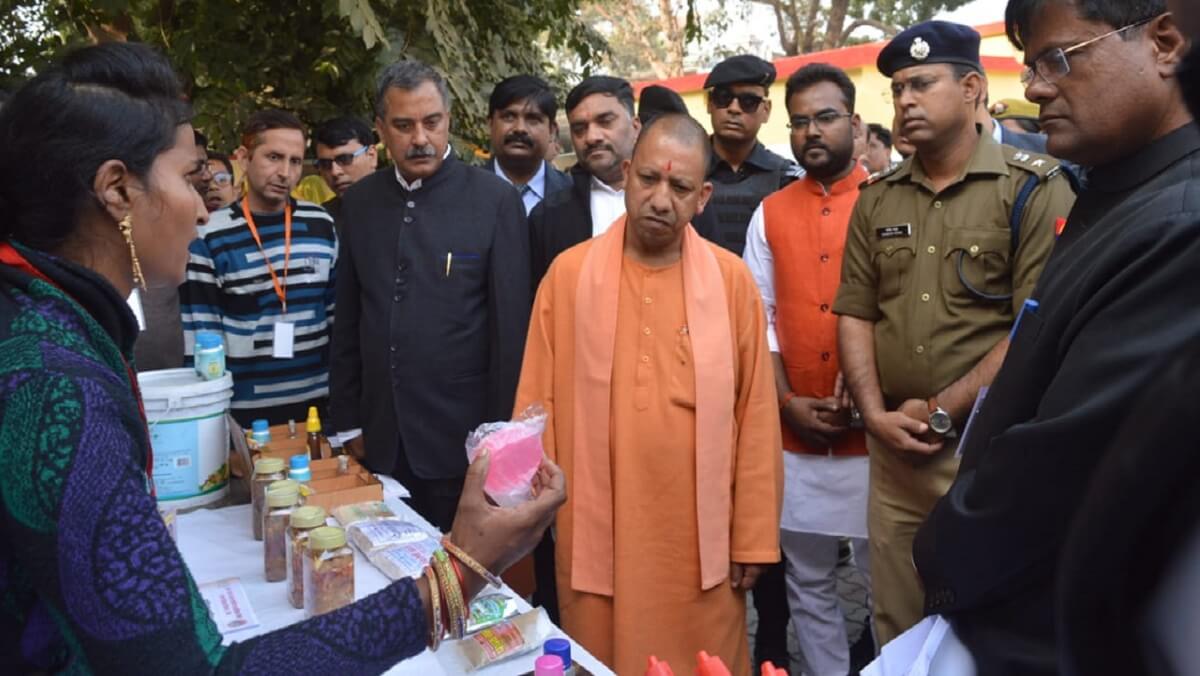Chief Minister Yogi Adityanath feeding jaggery to the cow dynasty in Banda-1
