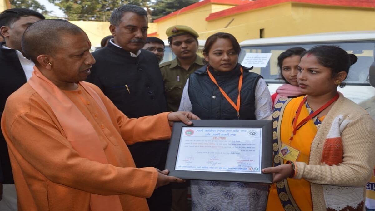 Chief Minister Yogi Adityanath feeding jaggery to the cow dynasty in Banda-1