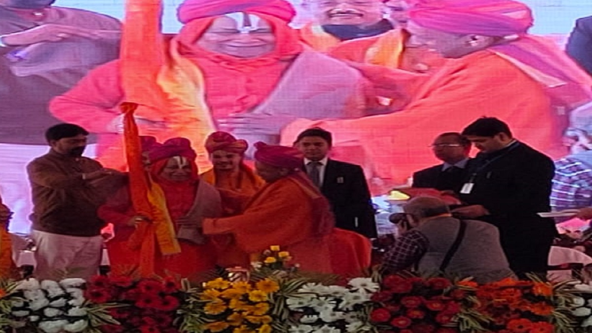 cm Yogi Adityanath arrived convocation ceremony of Divyang University in Chitrakoot