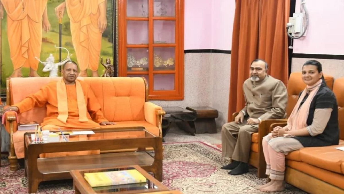 cm yogi with ips girl anam jamal