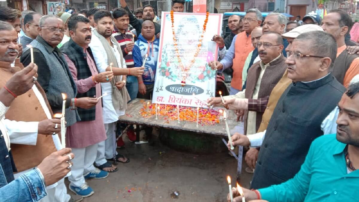 Businessmen and students paid tribute to female doctor of gang rape-murder victim in Hyderabad in Banda